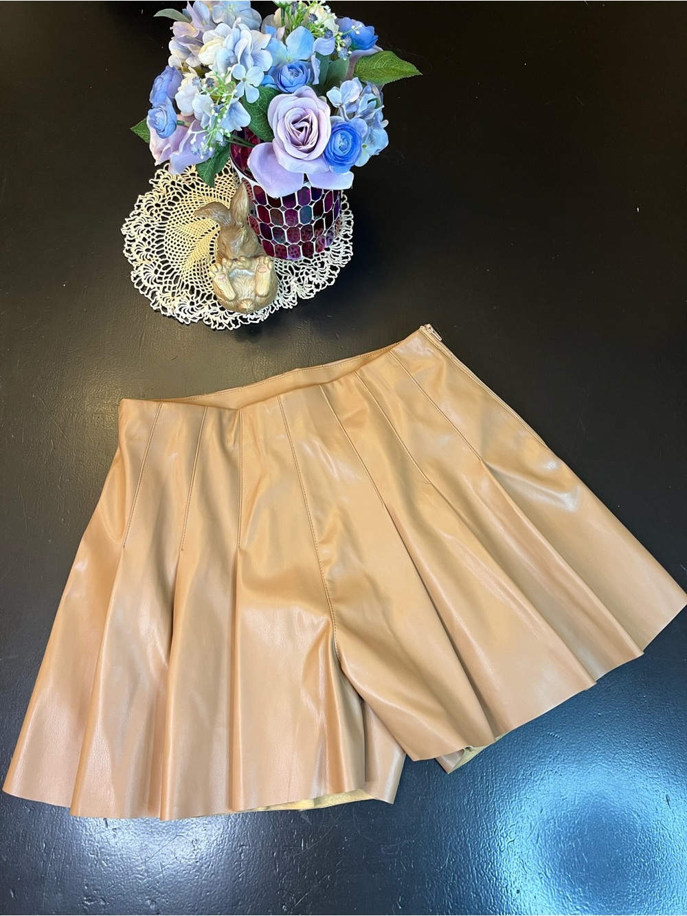 Entro Boutique NWT Tan Pleated Faux Leather High‎ Waisted Shorts Sz S Trendy